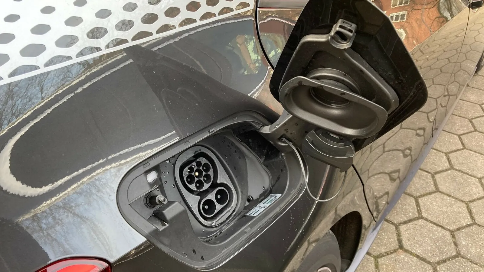 Bis zu 100 kW Ladeleistung beim DC-Schnellladen via CCS-Stecker, sofern man sich für die 58-kWh-Batterie entscheidet.