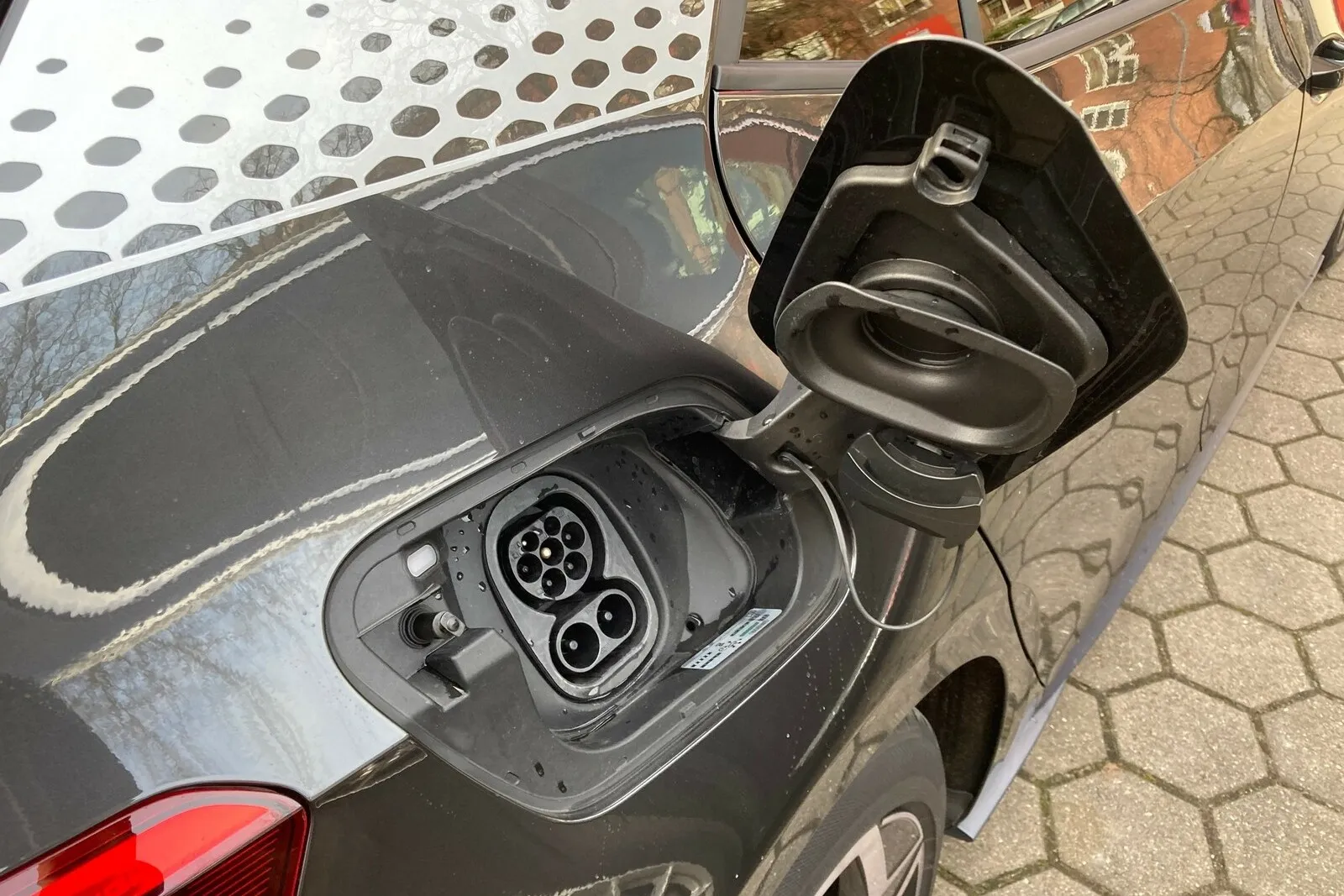 Bis zu 100 kW Ladeleistung beim DC-Schnellladen via CCS-Stecker, sofern man sich für die 58-kWh-Batterie entscheidet.