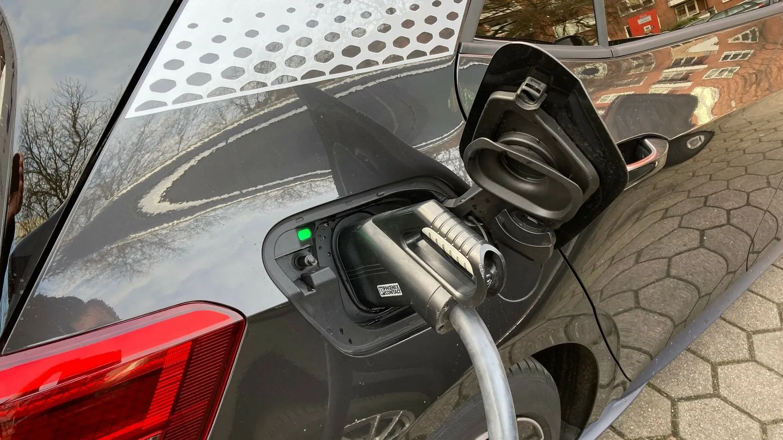 Am Fahrzeug selbst ist das Stromladen äußerst unproblematisch. Wie für jedes Elektroauto aber gilt: Eine eigene Wallbox ist zu empfehlen.