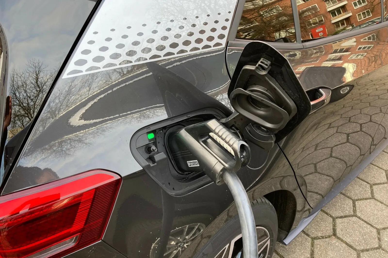 Am Fahrzeug selbst ist das Stromladen äußerst unproblematisch. Wie für jedes Elektroauto aber gilt: Eine eigene Wallbox ist zu empfehlen.