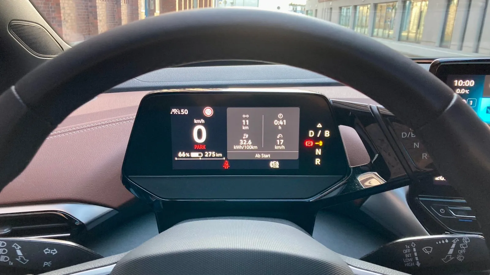Wie im VW ID.3: Auch im ID.4 gibt´s einen kleinen Monitor für Tacho und Bordcomputer-Daten hinter dem Lenkrad.