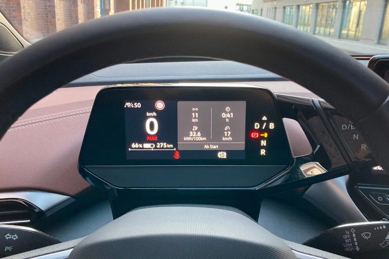 Wie im VW ID.3: Auch im ID.4 gibt´s einen kleinen Monitor für Tacho und Bordcomputer-Daten hinter dem Lenkrad.