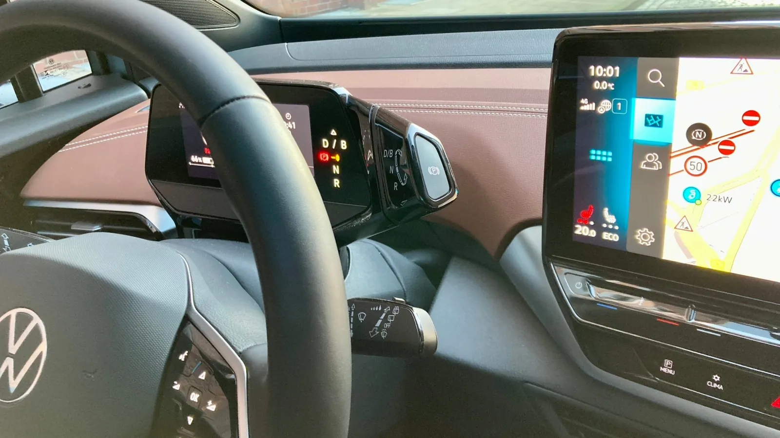 Daneben hat VW den Wahlhebel der Eingang-Automatik platziert. Die Bedienung könnte einfacher sein.