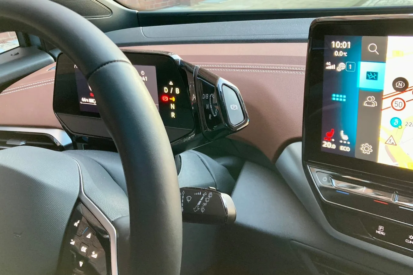 Daneben hat VW den Wahlhebel der Eingang-Automatik platziert. Die Bedienung könnte einfacher sein.