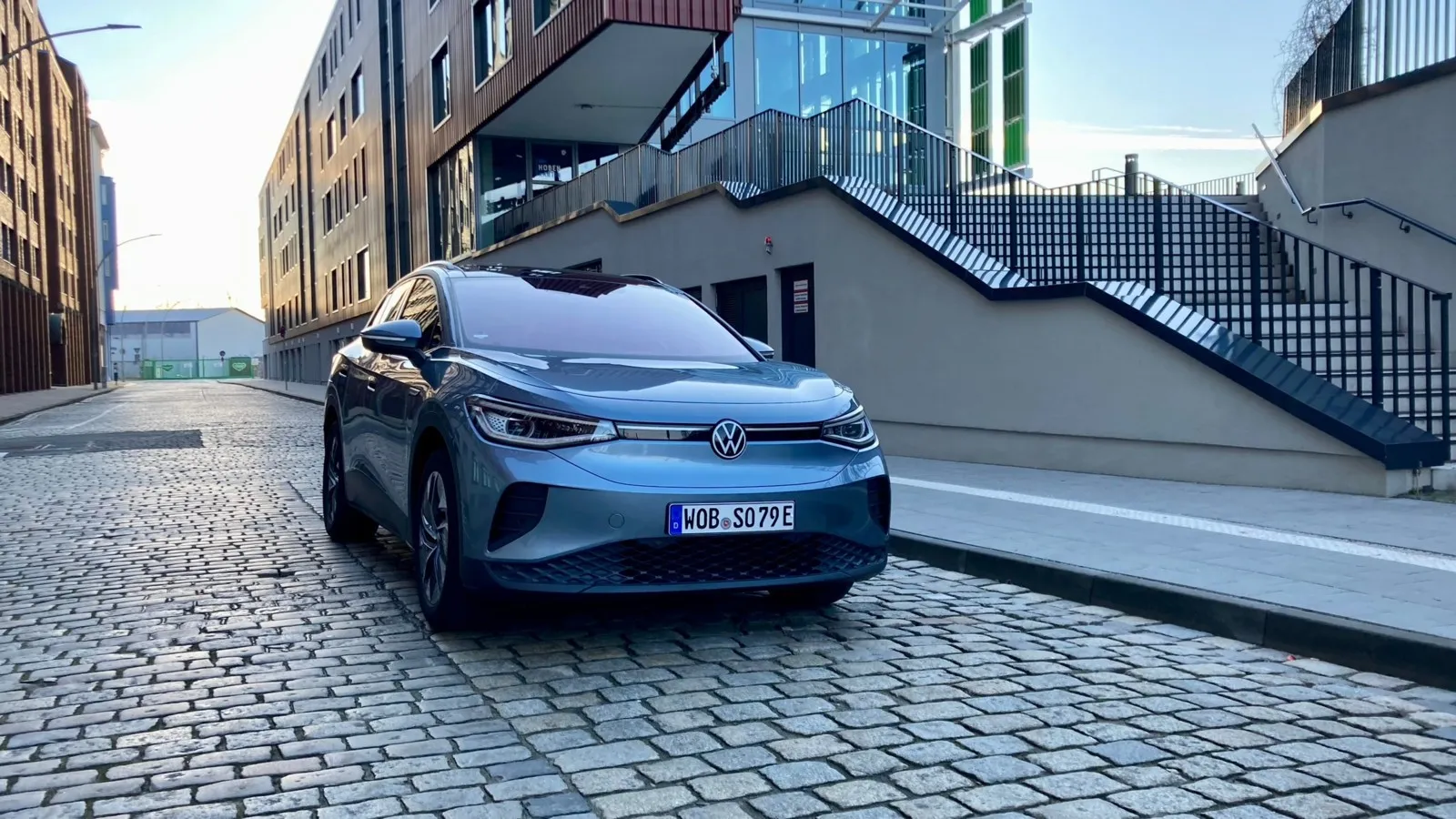 Freundlich lächelnd schaut der VW ID.4 in die Welt – typisches ID-Design eben.