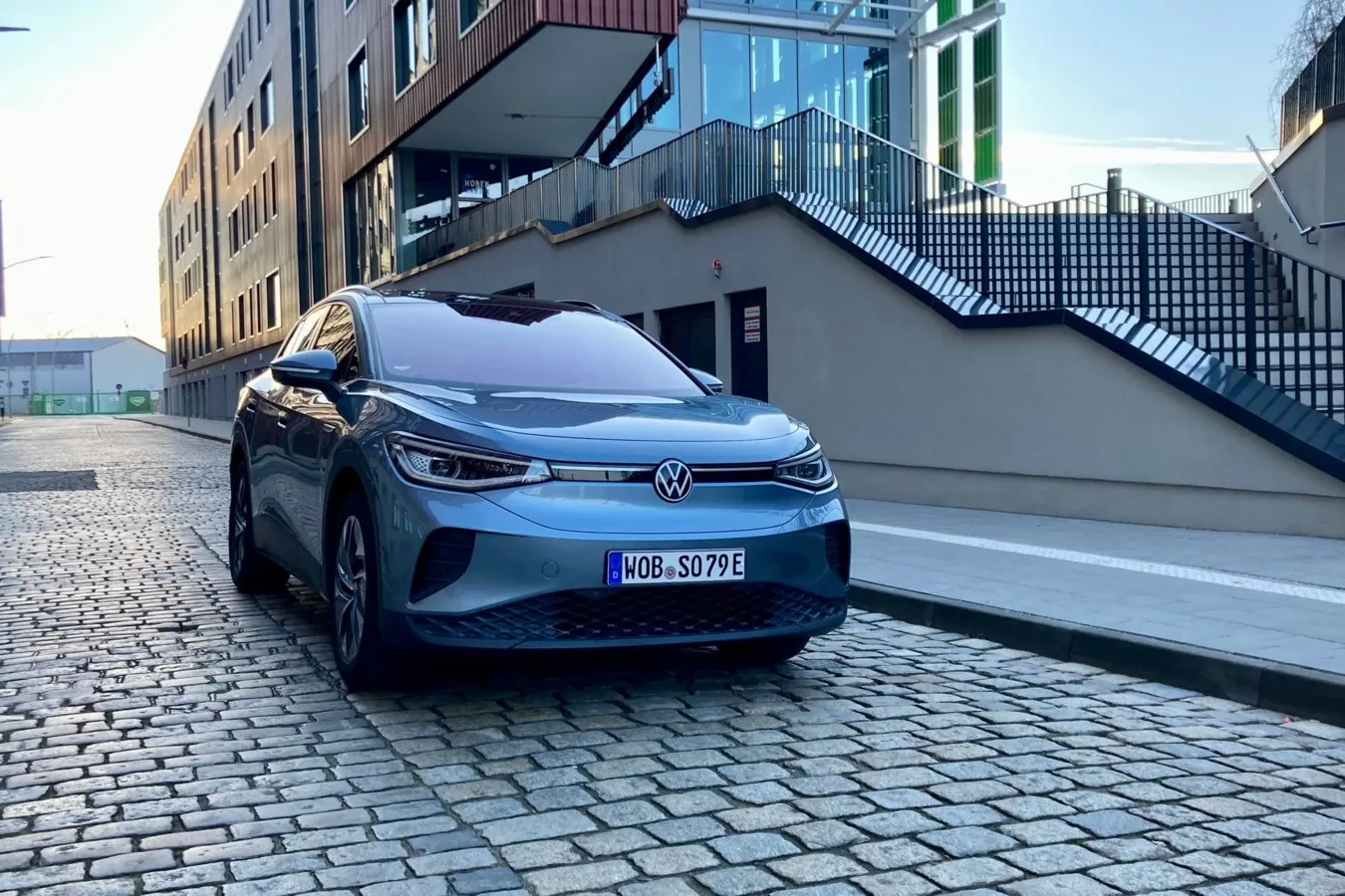 Freundlich lächelnd schaut der VW ID.4 in die Welt – typisches ID-Design eben.