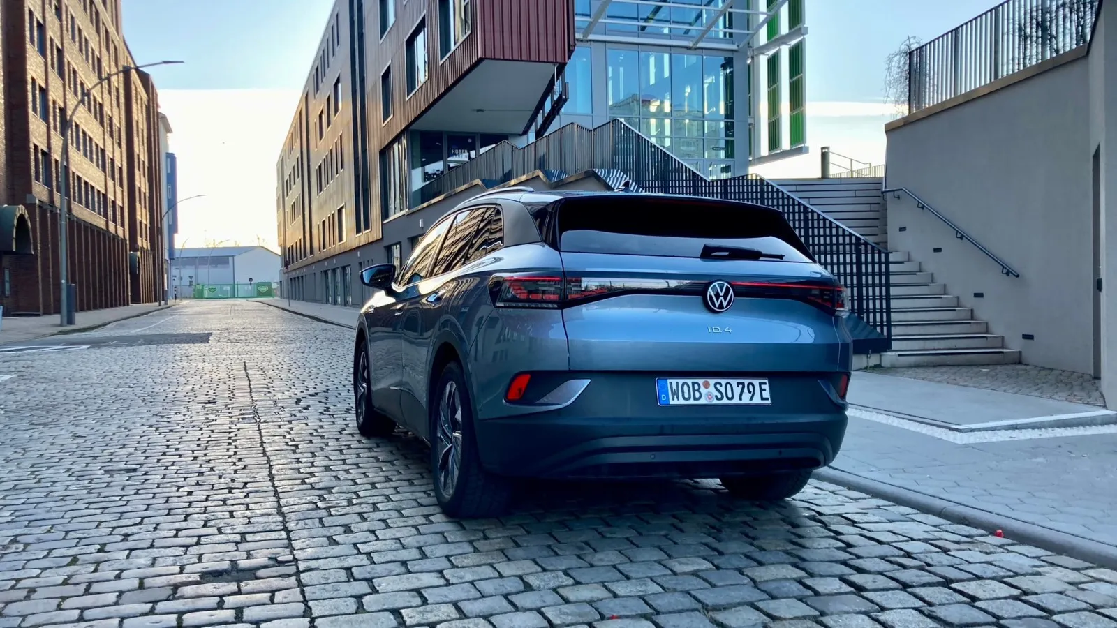 Anders als dem ID.3 spendiert VW seinem Elektro-SUV ID.4 am Heck ein durchgehendes Leuchtenband.