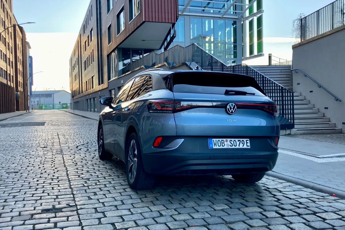 Anders als dem ID.3 spendiert VW seinem Elektro-SUV ID.4 am Heck ein durchgehendes Leuchtenband.