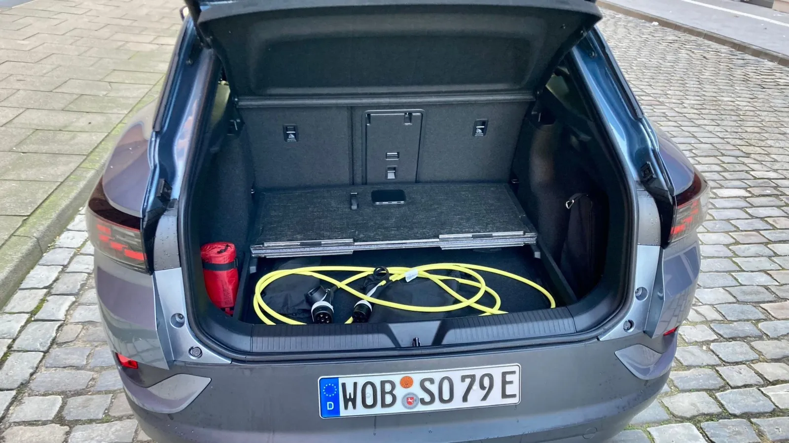 Das Ladekabel verstauen Fahrerinnen und Fahrer von VWs Elektro-SUv deshalb am besten im doppelten Ladeboden des Kofferraums.