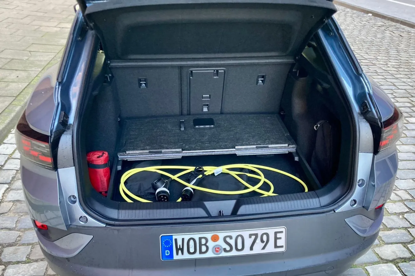 Das Ladekabel verstauen Fahrerinnen und Fahrer von VWs Elektro-SUv deshalb am besten im doppelten Ladeboden des Kofferraums.