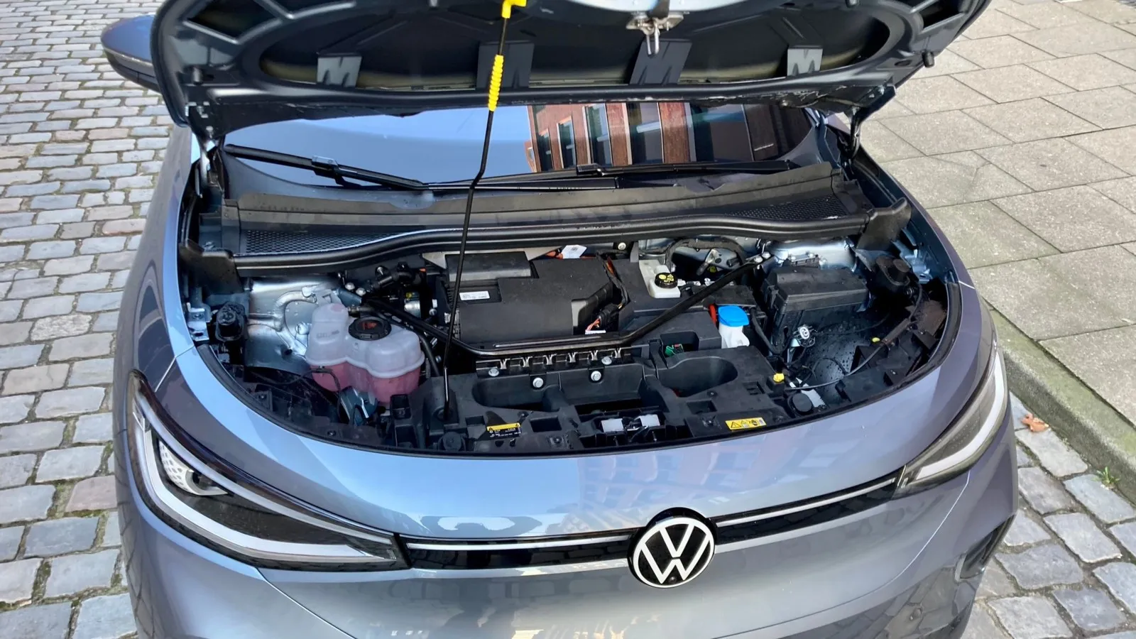 Unter der Haube des VW ID.4 finden Klimaanlage und Kühler Platz. Einen Frunk gibt´s deshalb nicht.