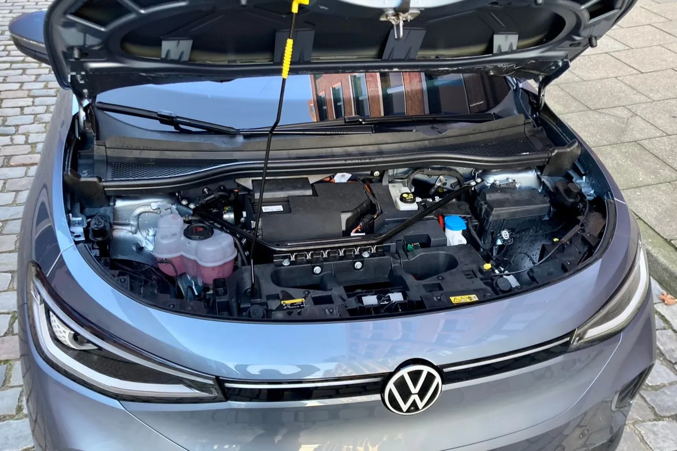 Unter der Haube des VW ID.4 finden Klimaanlage und Kühler Platz. Einen Frunk gibt´s deshalb nicht.