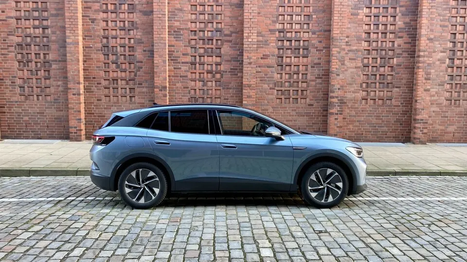 Einen elektrischen Kombi gibt es von VW bislang noch nicht, als geräumiges Kompakt-SUV übernimmt der ID.4 diese Funktion aber durchaus.