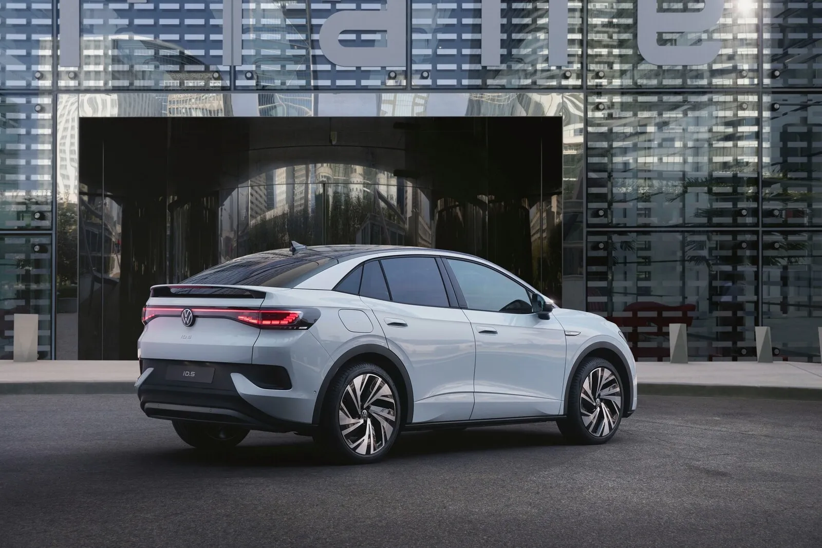 Das Coupé-Heck soll dem ID.5 Schwung verleihen und die Aerodynamik verbessern.