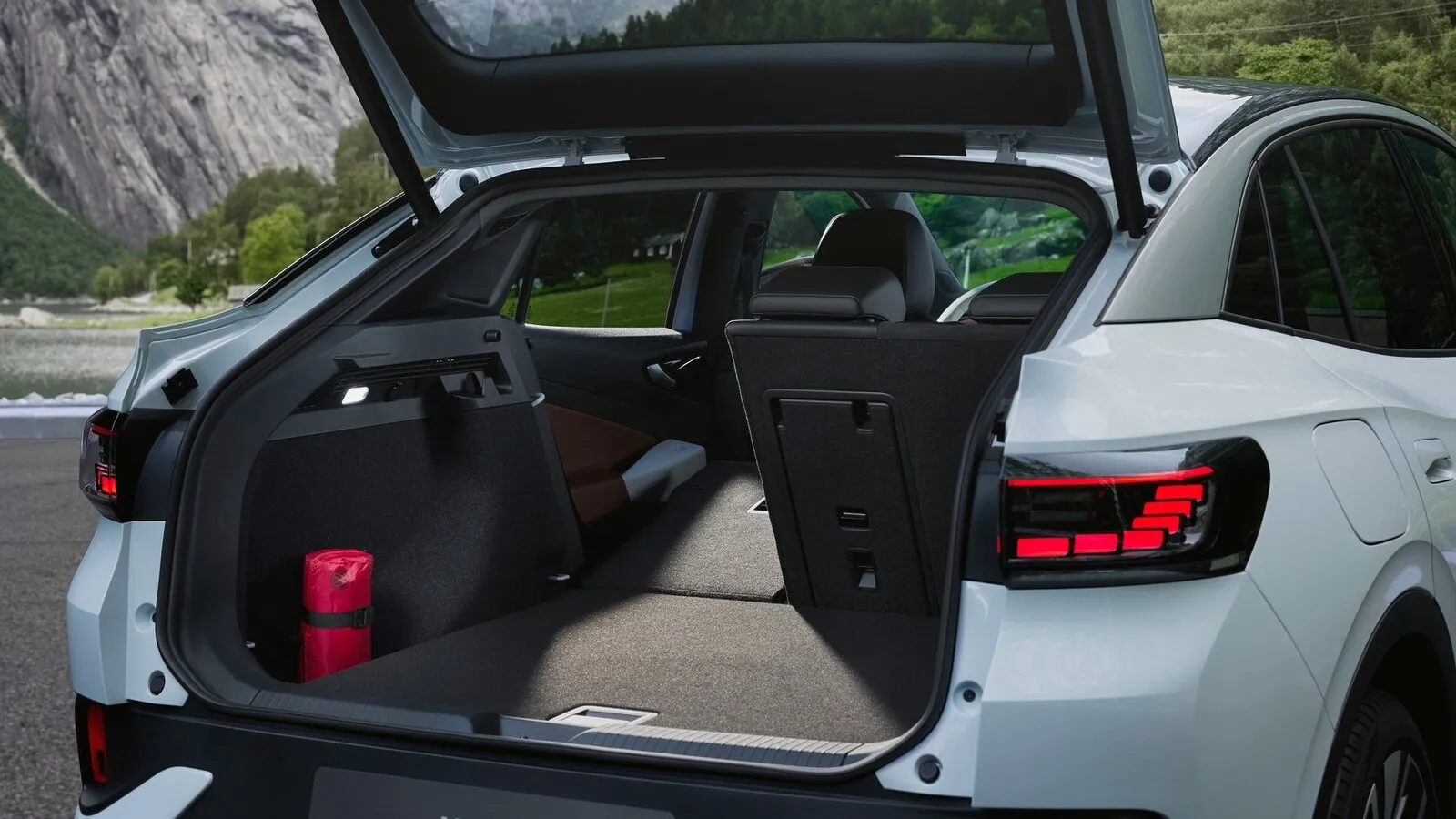 Der Koferraum des Crossover-Coupés ist nominell sogar größer als beim ID.4 mit seinem steileren Heckabschluss.