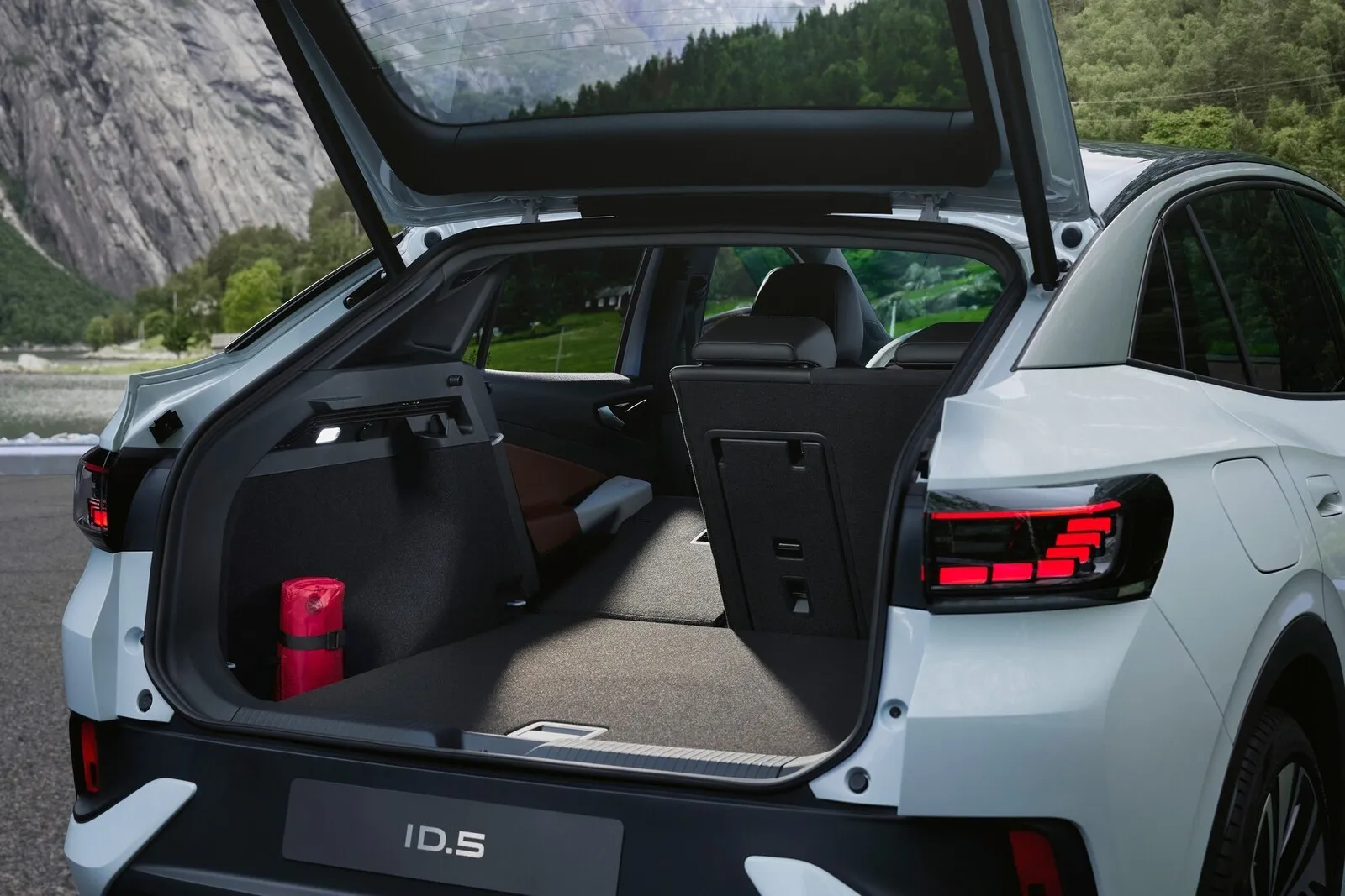 Der Koferraum des Crossover-Coupés ist nominell sogar größer als beim ID.4 mit seinem steileren Heckabschluss.