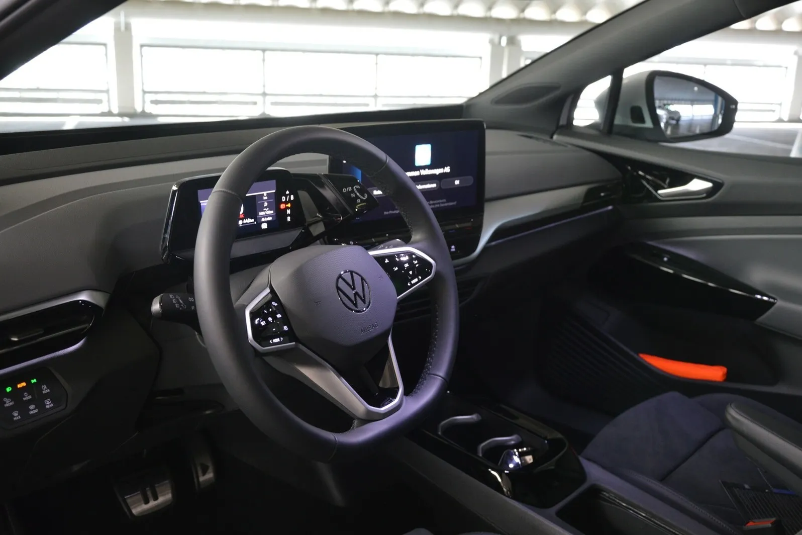 Aufgeräumtes Cockpit im vollelektrischen SUV-Coupé VW ID.5.