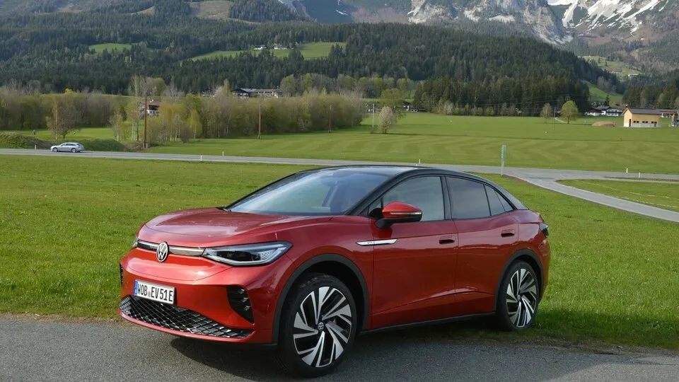 Neues elektrisches SUV-Coupé ID.5 von VW: Top-Version GTX mit Allradantrieb und Badge vom Kotflügel in die Tür.