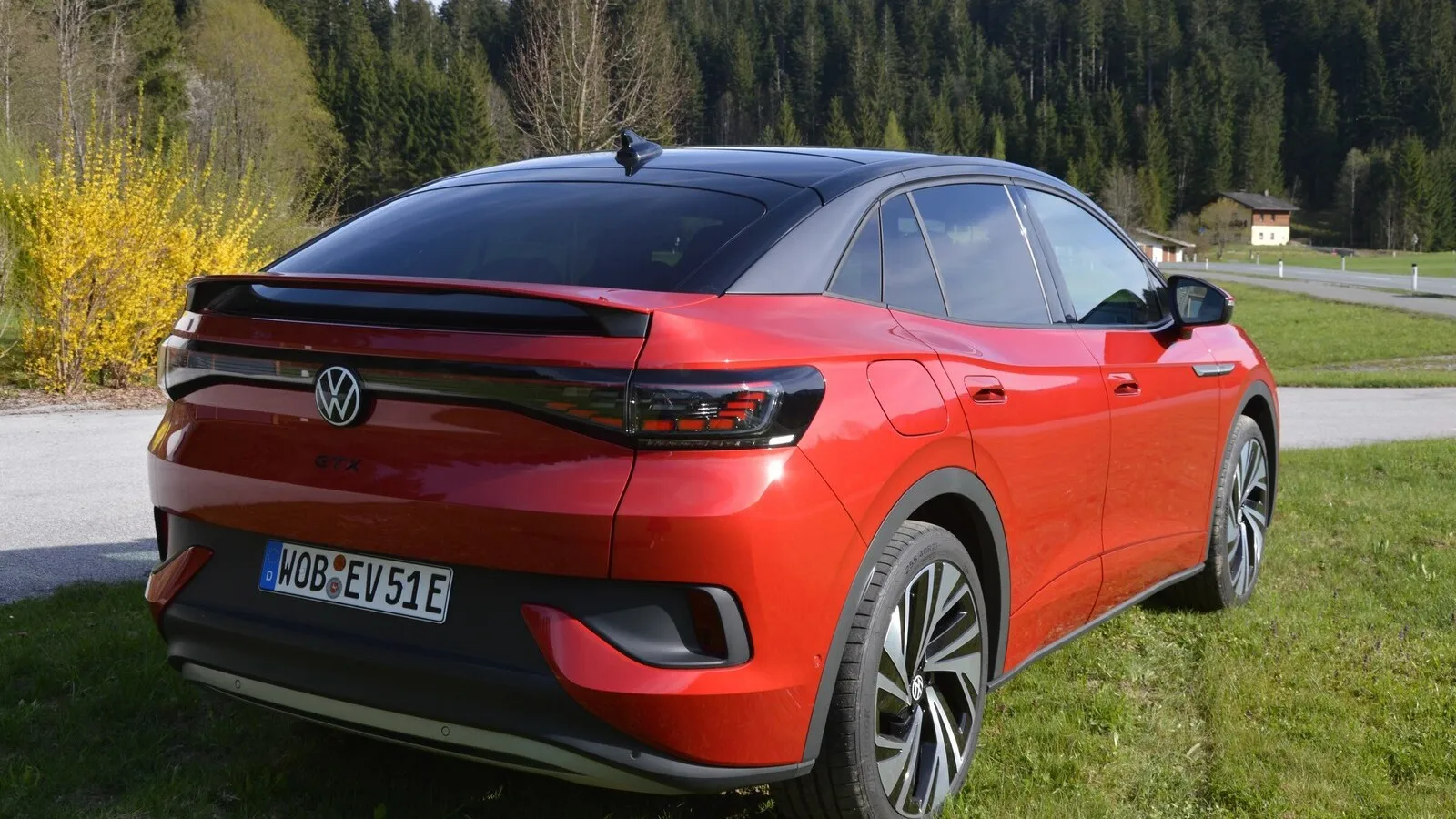VW verpasste den ID.5 schlanke Linien, nur die Heckansicht erscheint bullig.