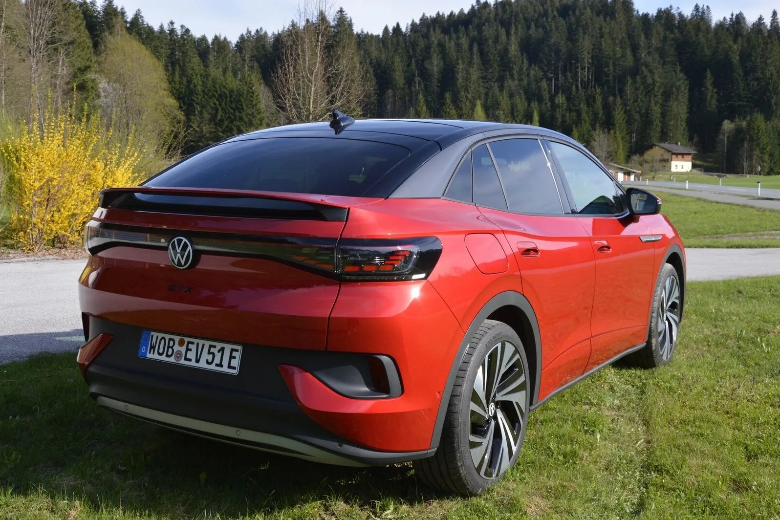 VW verpasste den ID.5 schlanke Linien, nur die Heckansicht erscheint bullig.
