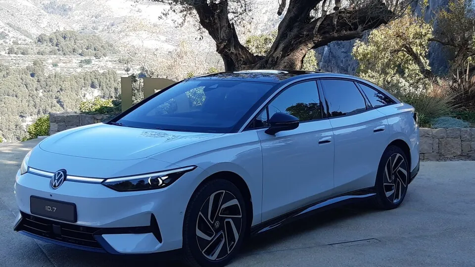Der VW ID.7 ist 4,96 Meter lang, 1,86 Meter breit und 1,54 Meter hoch. Damit ist VWs Elektro-Flaggschiff knapp 20 Zentimeter länger als der Passat Variant.