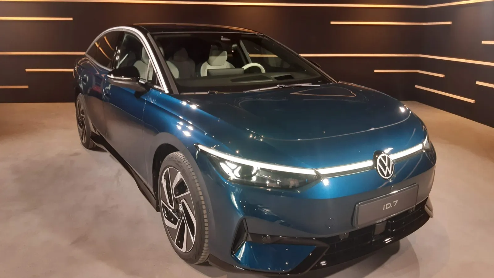 Die nahezu geschlossene Front der Elektro-Limousine von VW trägt auch zur guten Aerodynamik bei.