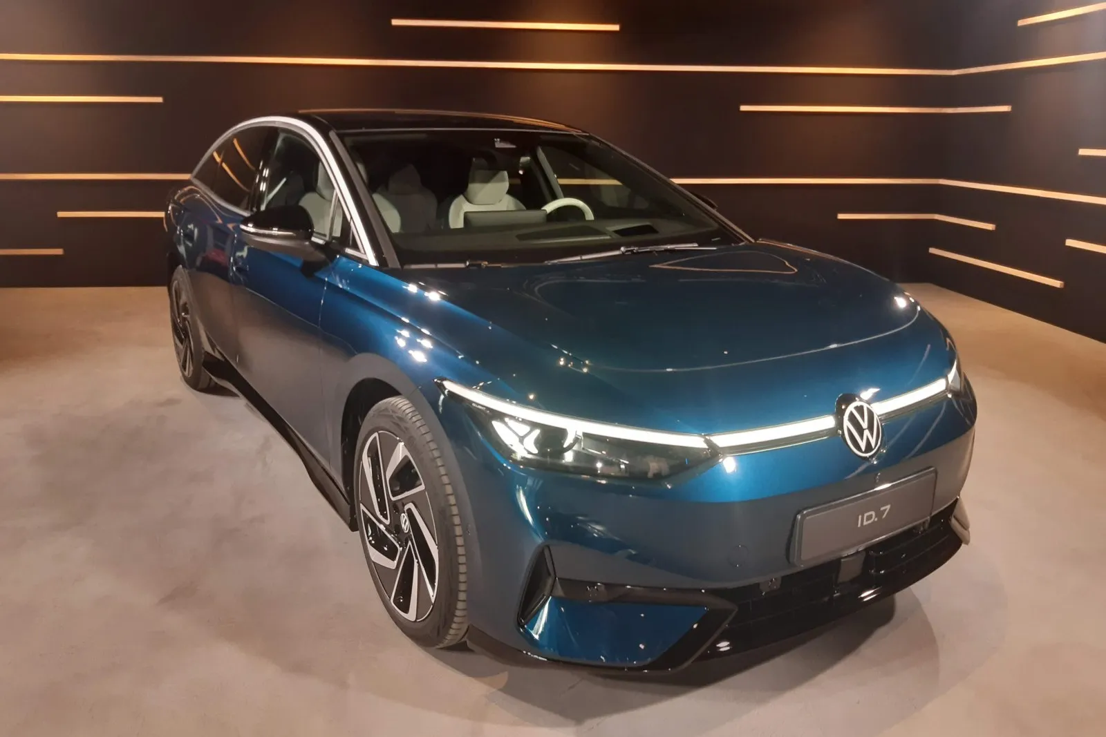 Die nahezu geschlossene Front der Elektro-Limousine von VW trägt auch zur guten Aerodynamik bei.