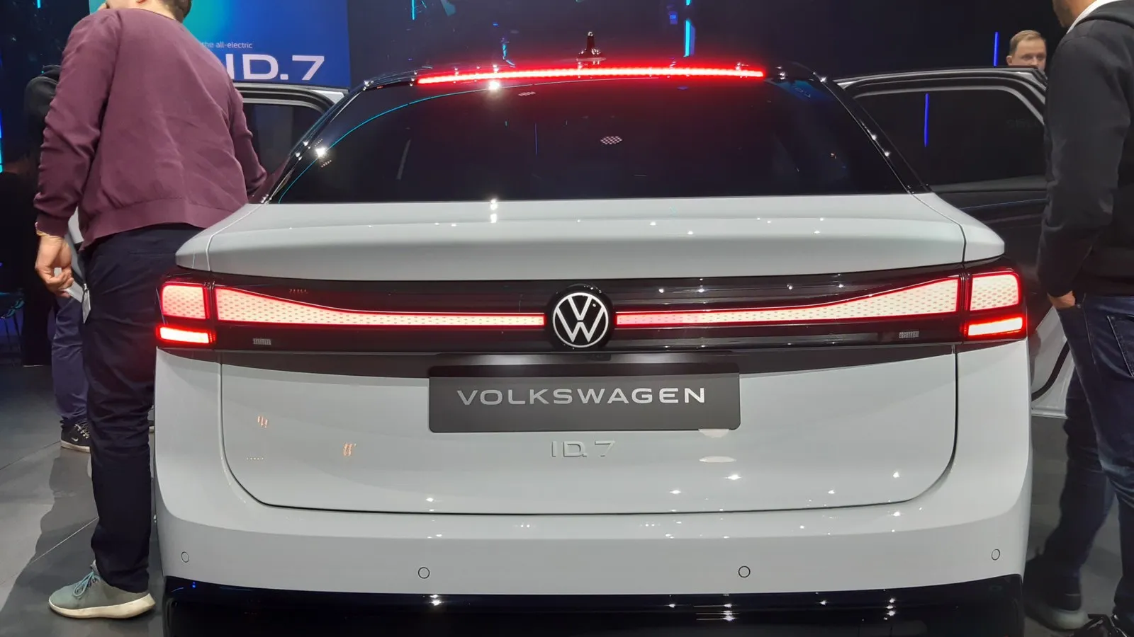 Auch am Heck gibt es für den ID.7 ein durchgehendes Leuchtenband mit integriertem VW-Logo.