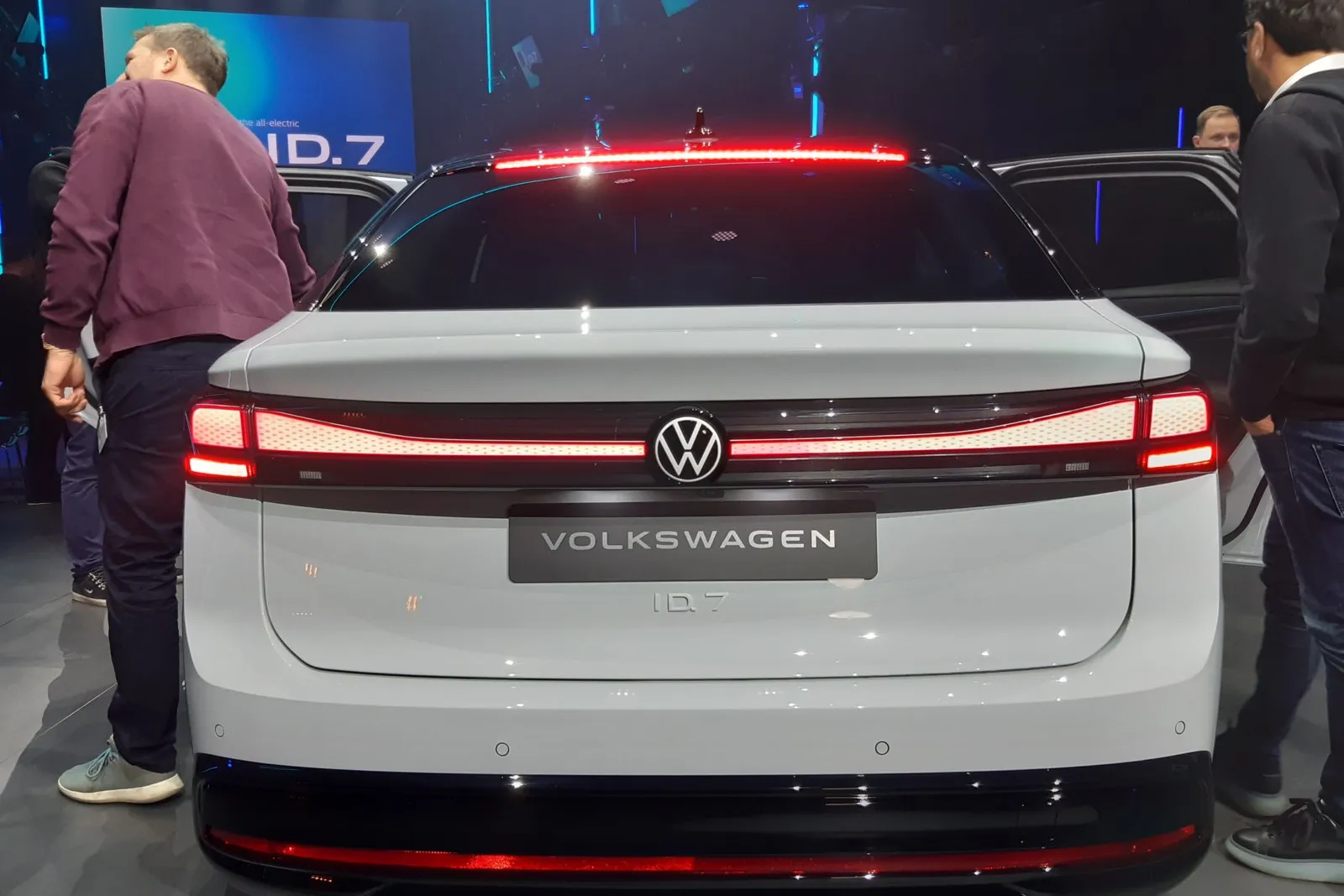 Auch am Heck gibt es für den ID.7 ein durchgehendes Leuchtenband mit integriertem VW-Logo.