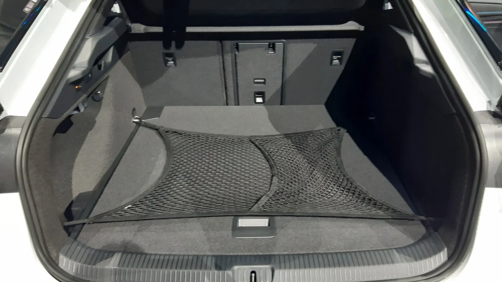 532 Liter Gepäck passen hinter die große Heckklappe der großen elektrischen Limousine von VW.