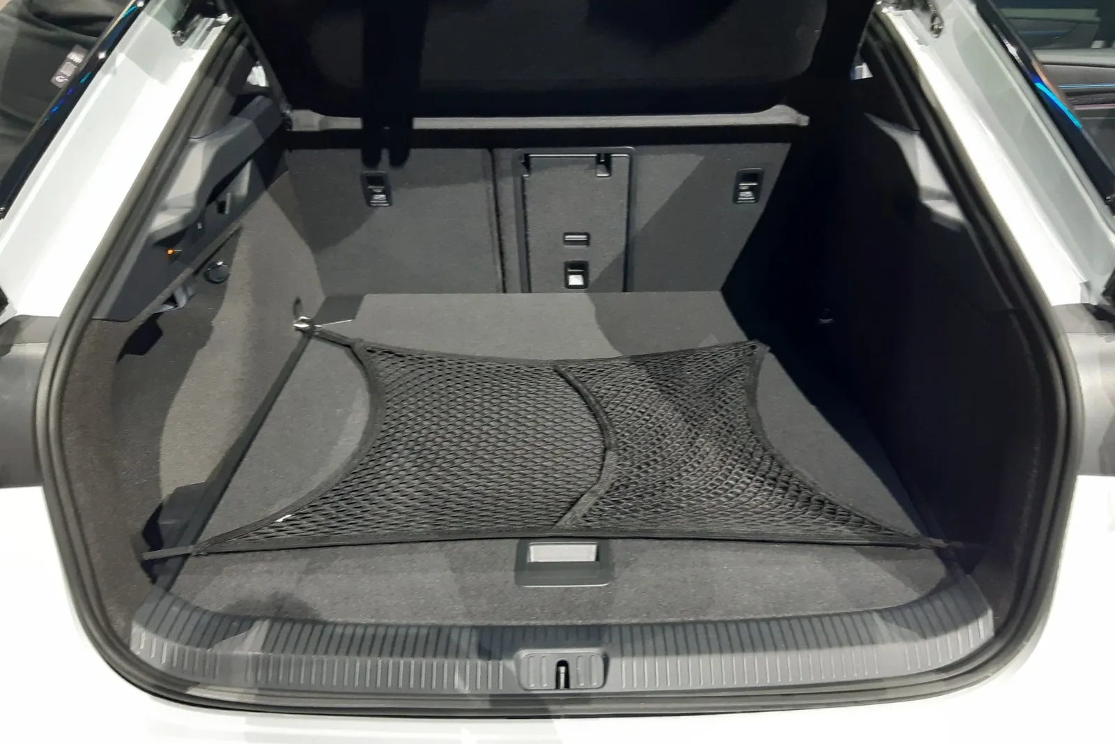 532 Liter Gepäck passen hinter die große Heckklappe der großen elektrischen Limousine von VW.