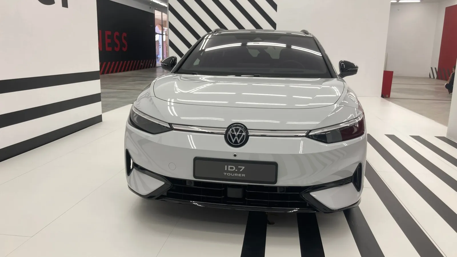Der ID.7 Tourer steht auf der MEB-Plattform und kann auf der Autobahn mit Hilfe des sogenannten „Travel Assist“ im autonomen Level 2 fahren, Tempo, Spur und Abstand halten und im Notfall bremsen.