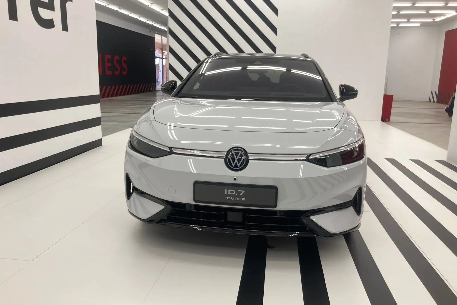 Der ID.7 Tourer steht auf der MEB-Plattform und kann auf der Autobahn mit Hilfe des sogenannten „Travel Assist“ im autonomen Level 2 fahren, Tempo, Spur und Abstand halten und im Notfall bremsen.