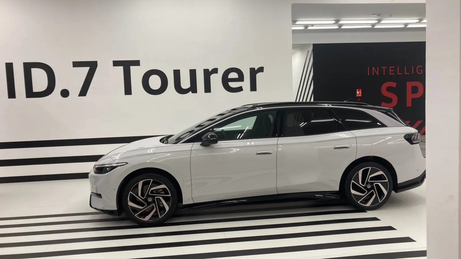 Wie die Limousine, so der Kombi: Der ID.7 Tourer siedelt sich in der gehobenen Mittelklasse an und hat das eine oder andere Oberklasse-Komfortfeature mit an Bord.