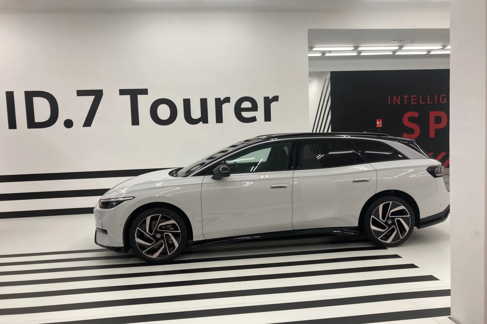 Wie die Limousine, so der Kombi: Der ID.7 Tourer siedelt sich in der gehobenen Mittelklasse an und hat das eine oder andere Oberklasse-Komfortfeature mit an Bord.