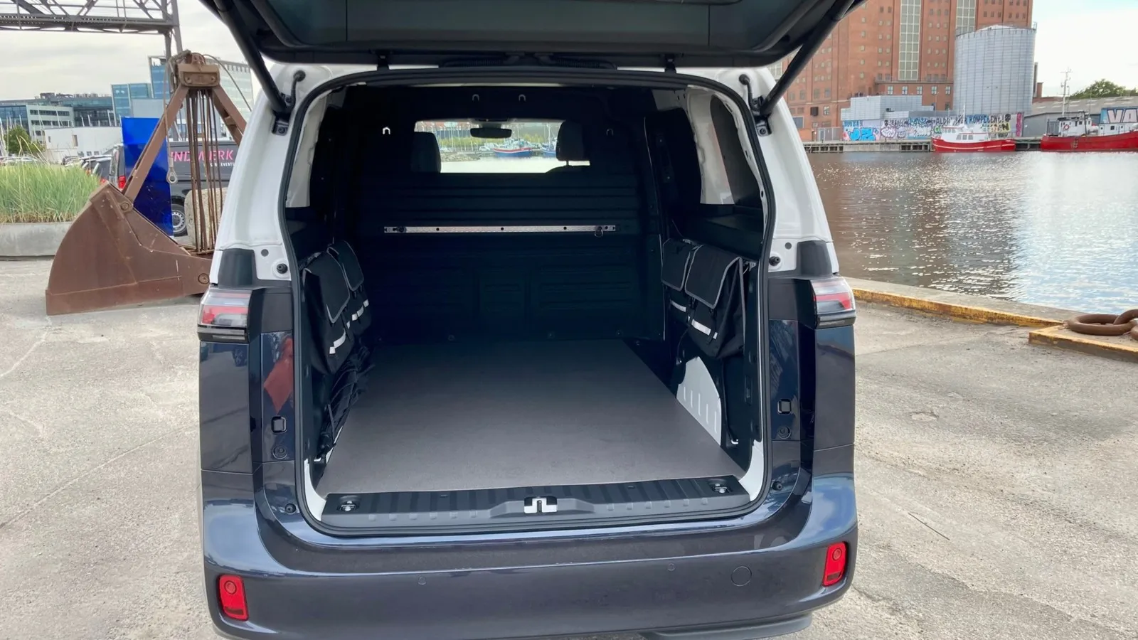 Als Transporter fasst der ID.Buzz 3.900 Liter Fracht.
