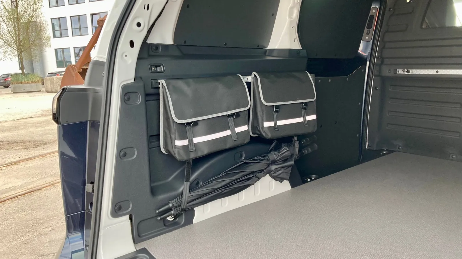 Ausbaulösungen für den ID.Buzz stellt VW auf der IAA vor, praktische Verstauideen gibt es jetzt schon.