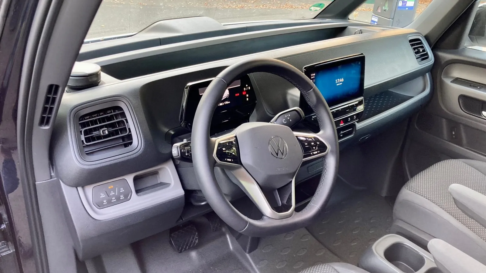 Einfachere Kunststoffe als in der Pkw-Version, 5,3-Zoll-Digitalinstrumente und ein 110-Zoll-Touchscreen Serie: das Cockpit des VW ID-Buzz Cargo.