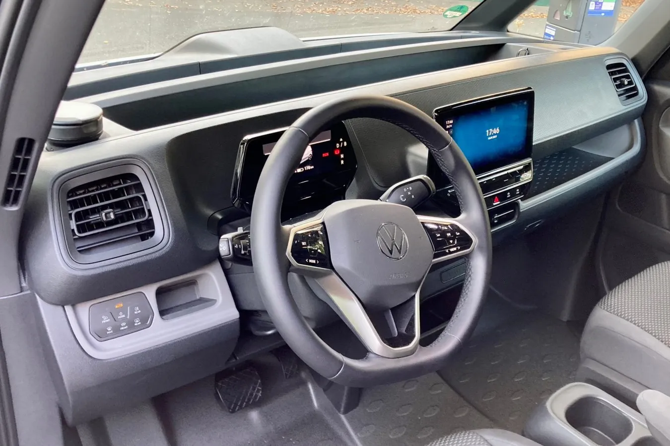 Einfachere Kunststoffe als in der Pkw-Version, 5,3-Zoll-Digitalinstrumente und ein 110-Zoll-Touchscreen Serie: das Cockpit des VW ID-Buzz Cargo.