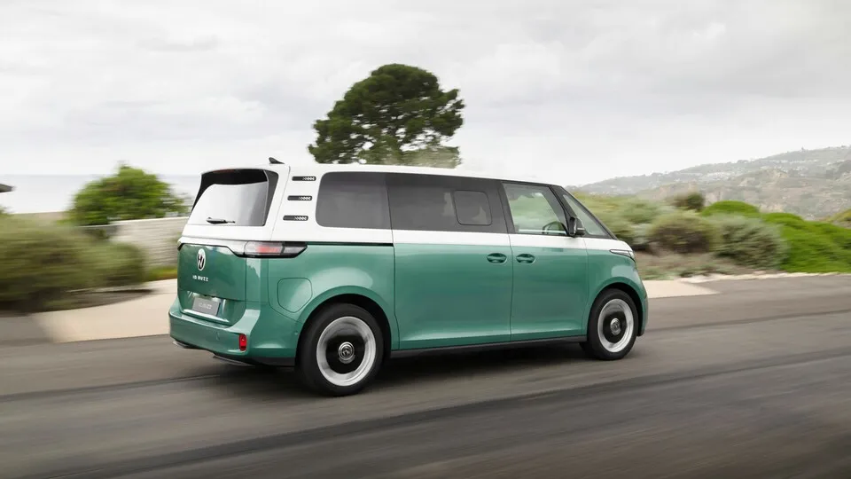 VW nimmt den elektrischen Bull ID.Buzz künftig auch mit langem Radstand ins Angebot.