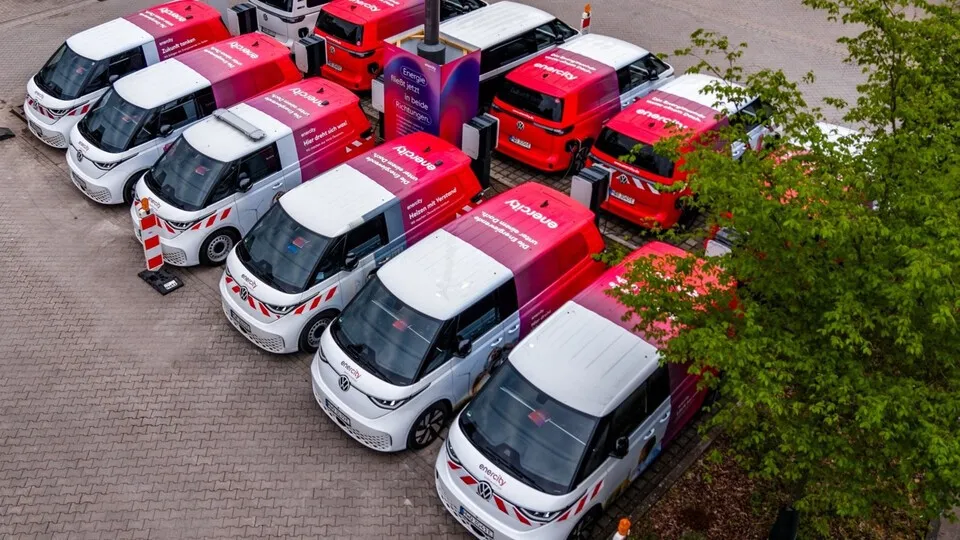 Praxistest: 50 Stunden lang haben die zwölf Fahrzeugbatterien der Enercity-Flotte Strom gekauft und verkauft.