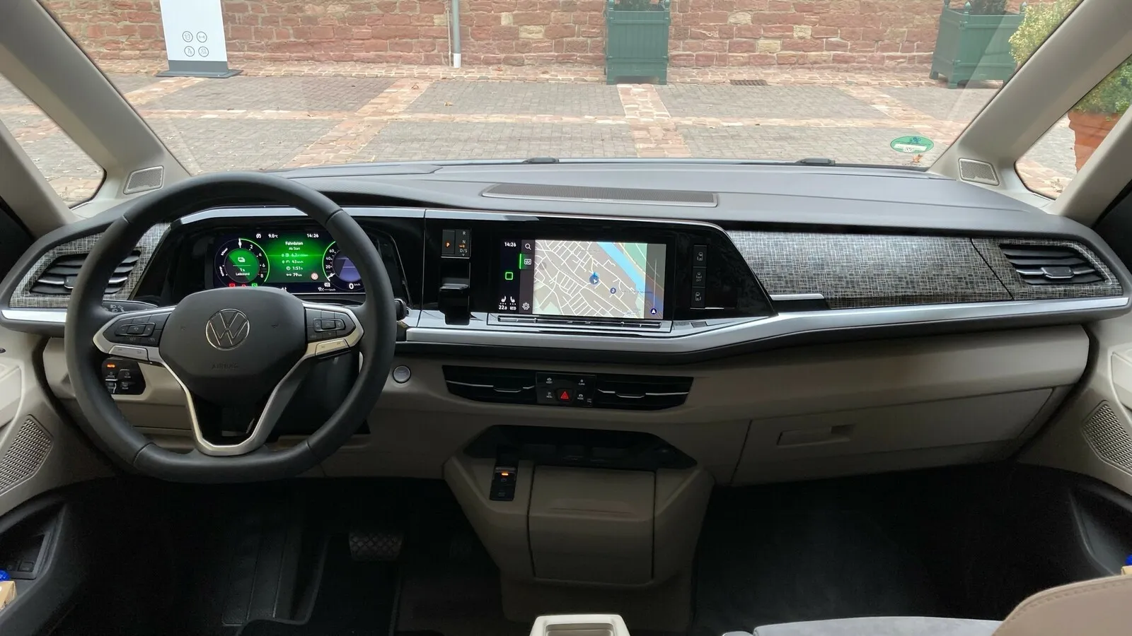 Sichtbares MQB-Zeichen: volldigitales Cockpit im neuen Multivan. Der Automatik-Wahlhebel neben dem Touchscreen sorgt für mehr Platz.