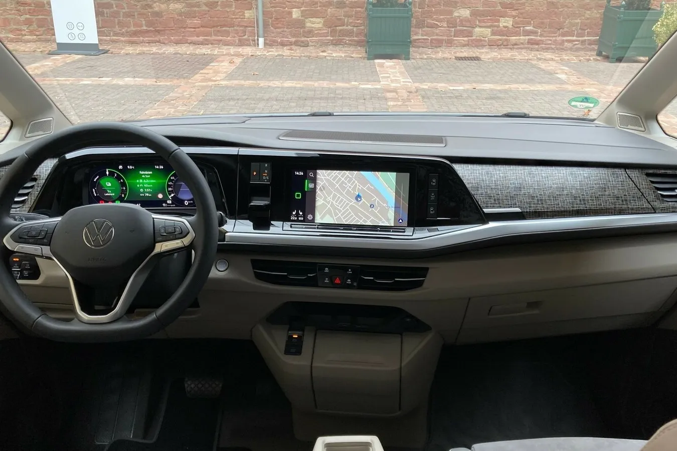 Sichtbares MQB-Zeichen: volldigitales Cockpit im neuen Multivan. Der Automatik-Wahlhebel neben dem Touchscreen sorgt für mehr Platz.