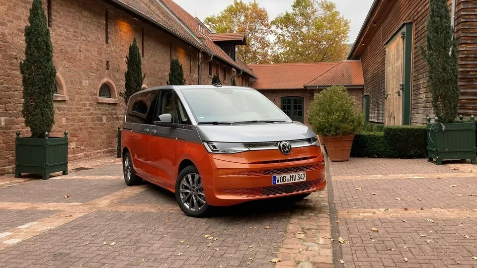 Die flächig verkleidete Front des neuen VW Multivan soll an die historischen Bullis erinnern.