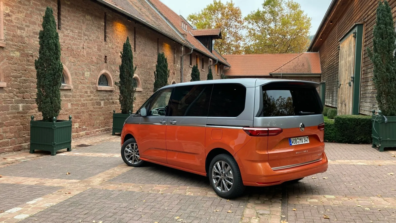 Am Heck erinnert der neue Multivan durchaus an den Kompakt-Van Touran.