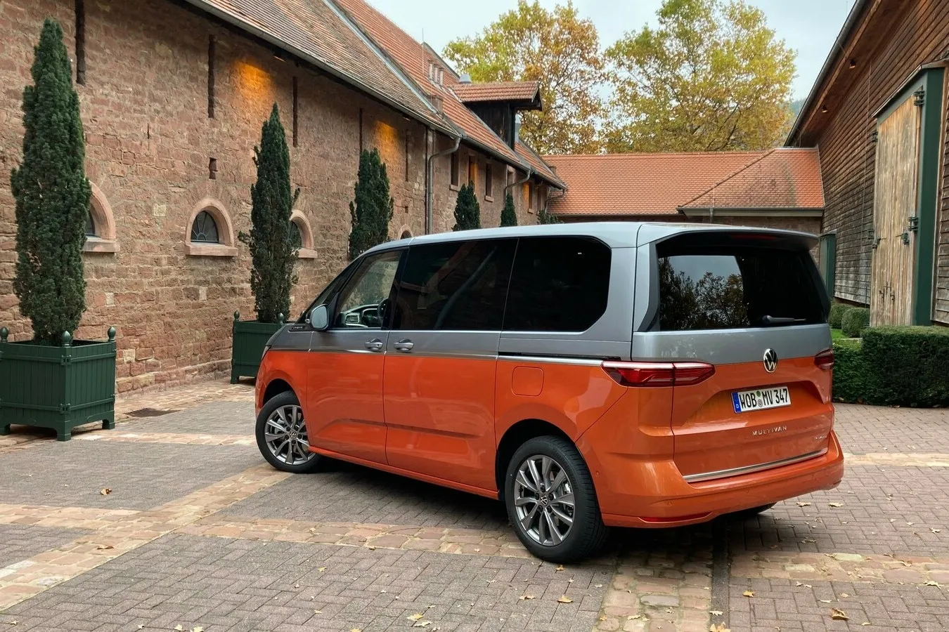 Am Heck erinnert der neue Multivan durchaus an den Kompakt-Van Touran.
