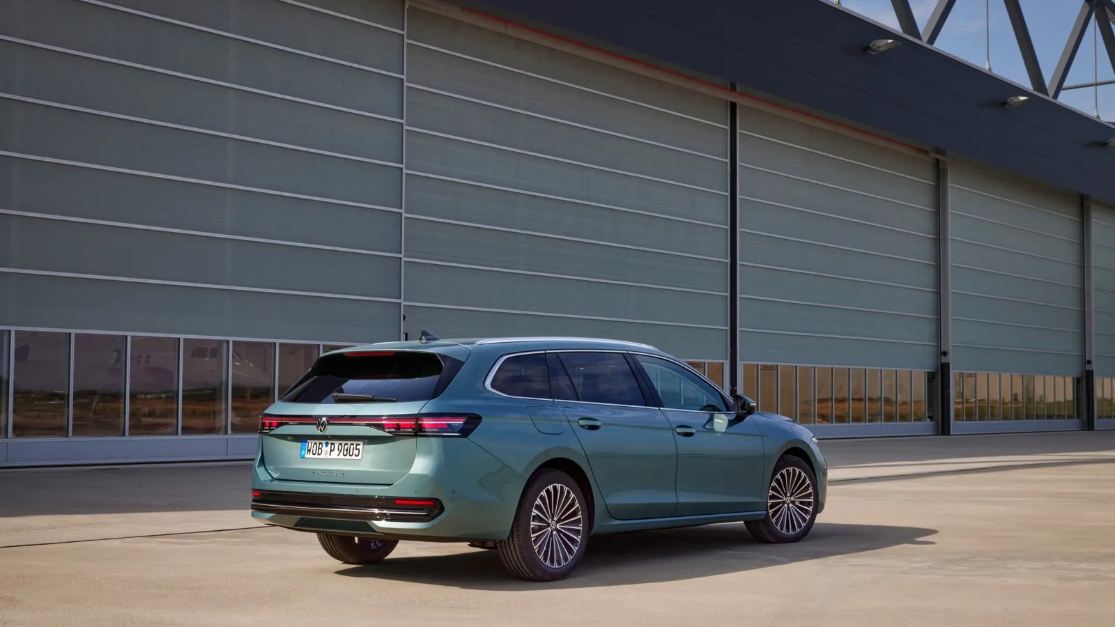 Auch inten spendiert VW dem Passat jetzt ein durchgehendes Leuchtenband. Die Heckscheibe steht flacher als beim Vorgänger.