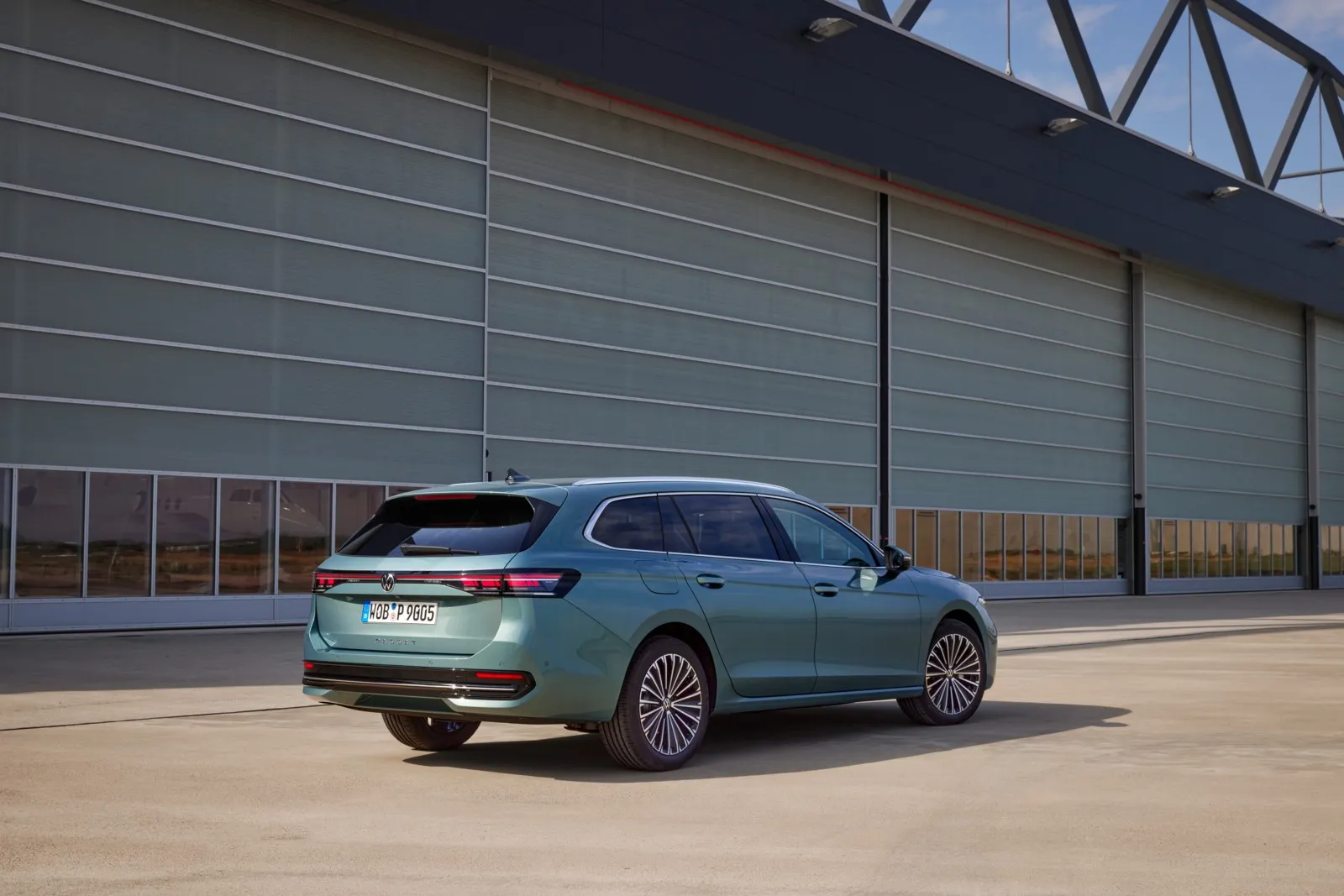 Auch inten spendiert VW dem Passat jetzt ein durchgehendes Leuchtenband. Die Heckscheibe steht flacher als beim Vorgänger.