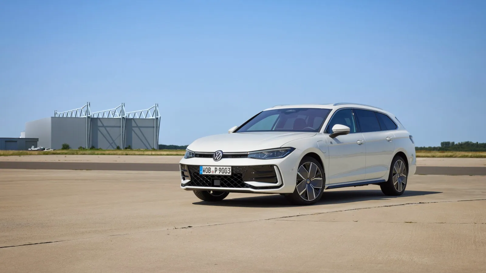 Als R-Line kommt der Passat unter anderem mit dynamischer gezeichneter Frontschürze.