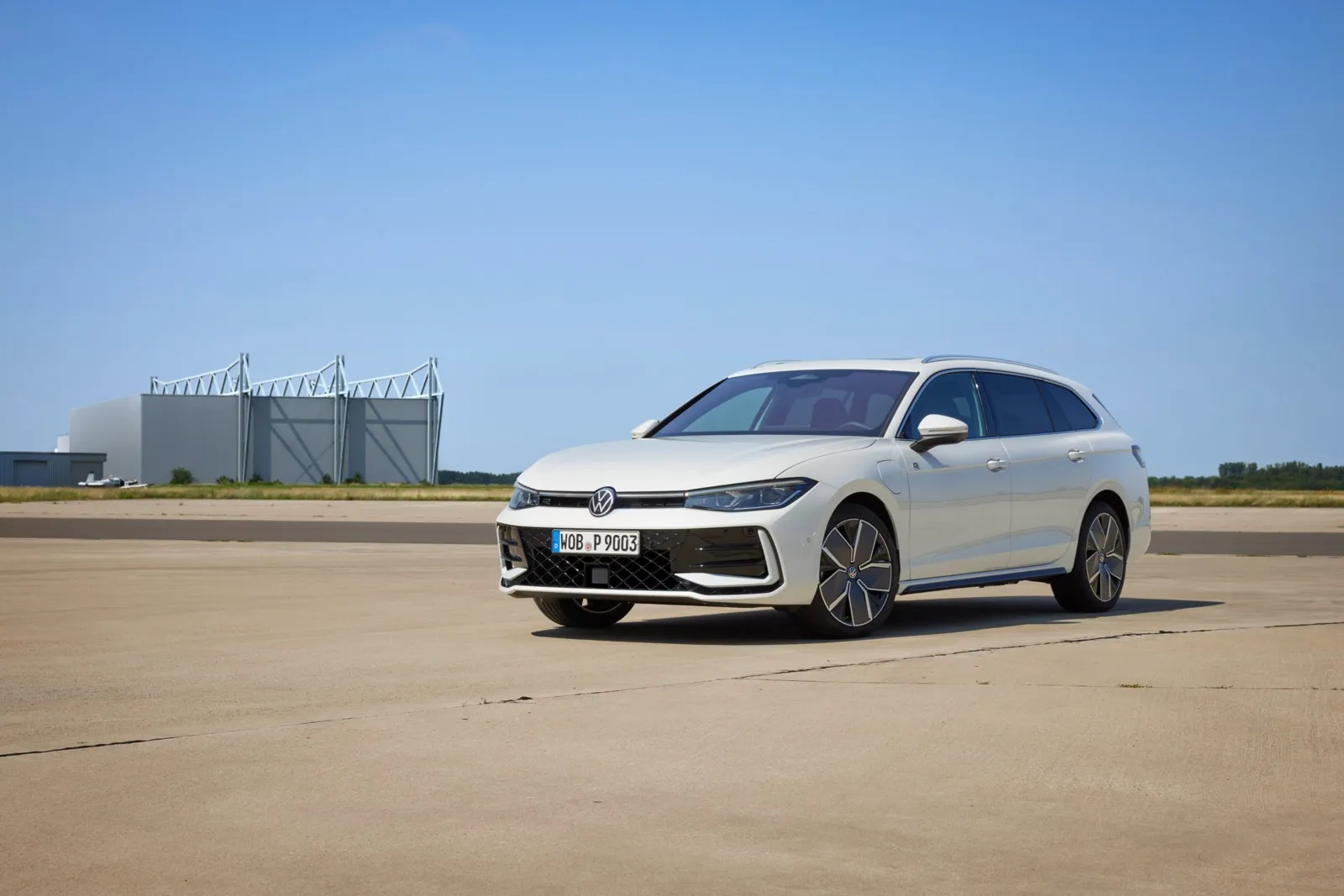 Als R-Line kommt der Passat unter anderem mit dynamischer gezeichneter Frontschürze.